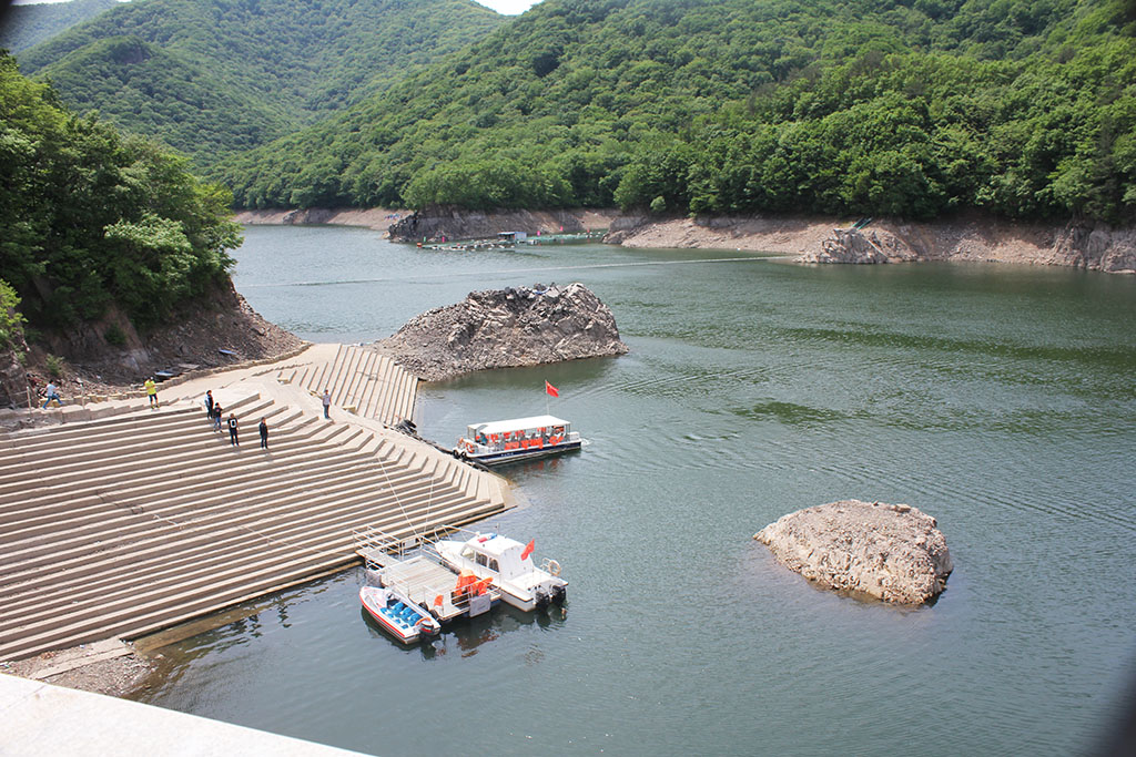 关山湖风景区在当地素有"北方千岛湖"之美誉的.