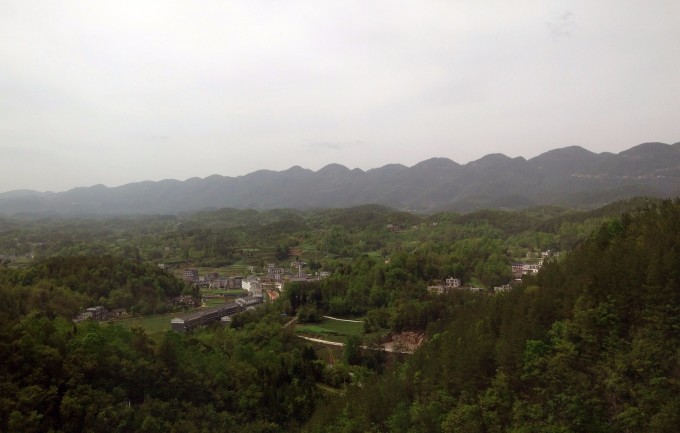 山上的茶园总是很漂亮的,采茶的农户说,每天仅能采2-3斤芽子,可见信阳毛尖的价值了。 晚上,第一轮餐是信阳旁边水库南湖的鱼,喝的是茅台(没有茅台那么烧,估计度数没有那么高)。 第二轮是信阳美食城的烧烤朋友更找来了朋友(男女均有)做陪,喝剑南春。 第三轮我已经记不得了,第二天说是去了歌厅,喝的是啤酒。事后,我对朋友说,这就是我的量,以后,我说不能喝了就不喝了,我不是很能喝的人,这种事情何必逞能呢?的确不是我的风格。当然喝醉了,也避免了去干我不愿意干的事情,我宁愿选择喝醉大吐的失态。 第三天,是星期天,