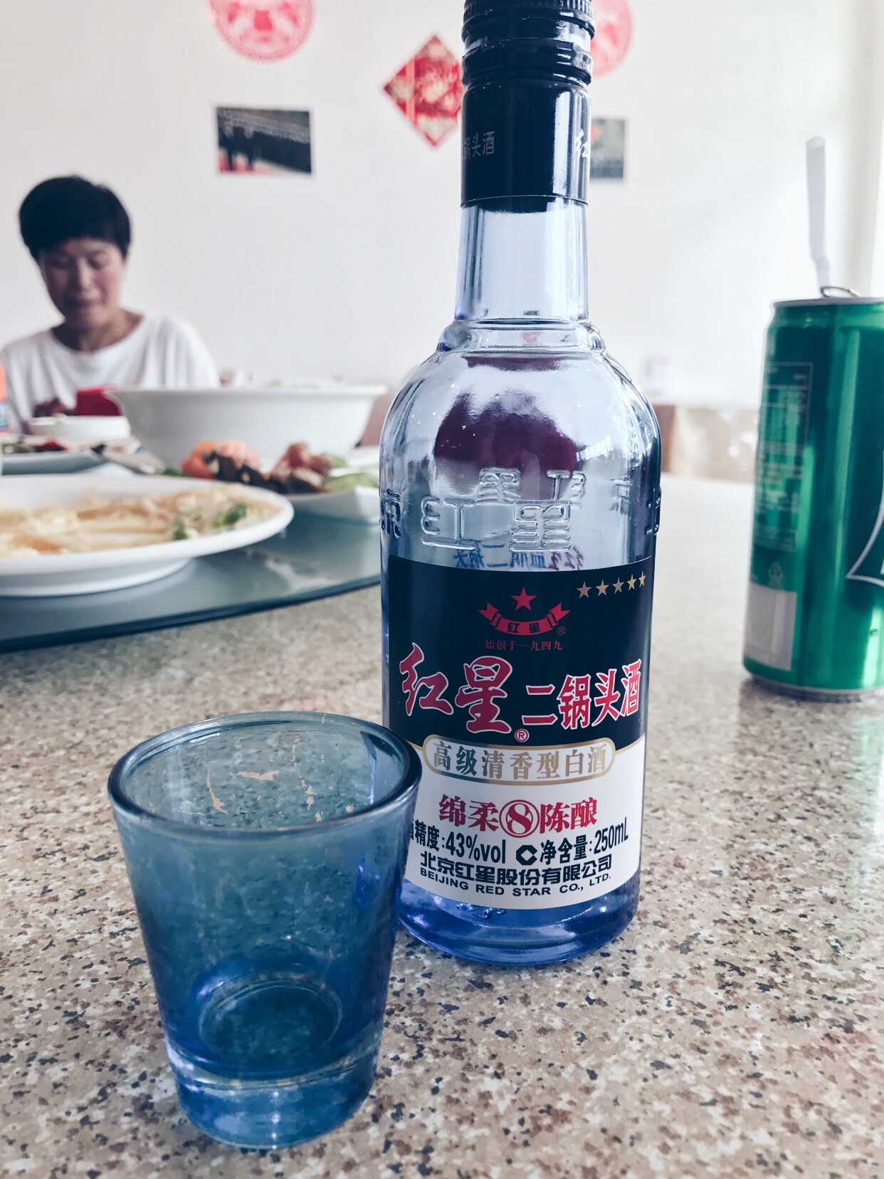 团里的一对夫妻从北京背来的二锅头,喝了一小杯,有点上头