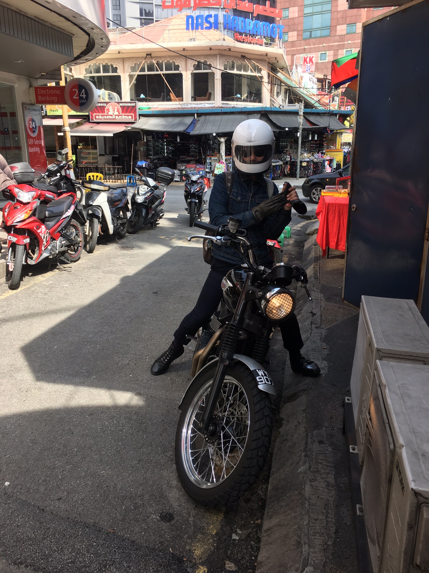 街拍机车男 虽然大马骑机车的人不少 这个我认为是最酷的了 其他的真