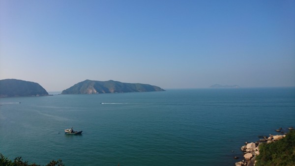 包船港(九洲港)-东澳岛轮渡信息:每天仅限一班船次 珠海九洲港码头-东澳岛(去程) 14:50 东澳岛-珠海九洲港码头(回程) 16:10 价格:成人110RMB/位(这个价格应该比公船也贵些吧,但是船上人特别少,座位随便坐) 机场大巴下午1点左右到达九洲港码头,停车场旁边就是候船楼,零距离换乘,进去后CLUBMED有专门的接待处,可以先办手续:报上名字领取房卡和手环;把大行李托运掉,再见到它们就是在你的房间里了;身份证交给G.