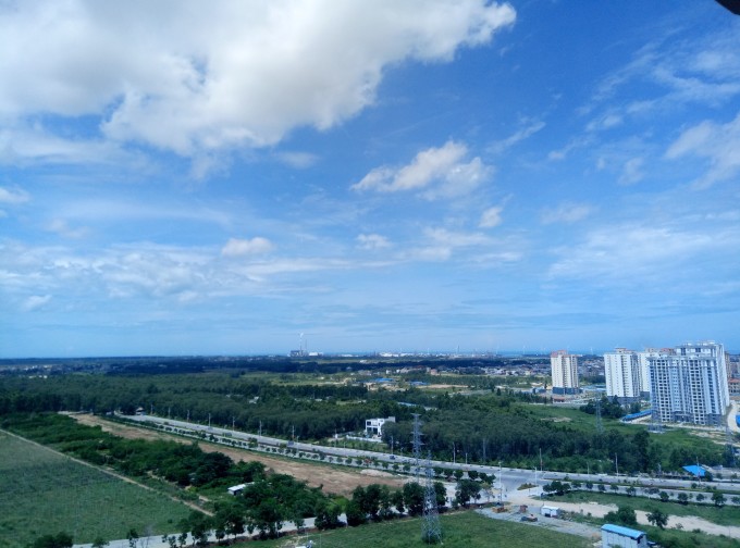 7月21日早上,酒店位于三亚回民区附近,因而我们早餐是兰州拉面。买了些水果后,我们退房将行李寄存在了前台,随后去了西岛。我们在美团上购买了西岛+牛王岭的票,125/人。就乘坐16路公交车去了西岛旅游度假区。乘船到达岛上后,讲真,我好失望啊,很多收费的潜水项目,但是对水质我也不是很有信心。吃饭也巨贵,好在我们带了饼干和水。乘坐套票去了牛王岭,一个超级小的岛上去了。那里尚未完全开发,但是水质跟礁石特别好。整个西岛的门票价值,我全附在这个迷你岛上了。还是上图吧,虽然我拍照技术一般。 下午四点半我们乘船回来了,乘