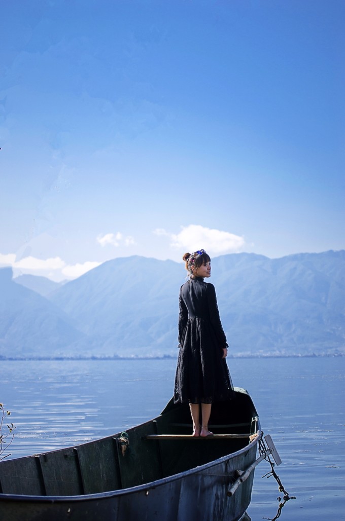 在下午16点-17点,天气晴好的时候也是很不错的一道风景线._风景520 海舌生态公园附近,秋天和春天有着不一样的视觉感受。秋天的最佳时节是10月稻田成熟之际,在黄昏暖暖的阳光映衬下,伫立在那上百年的夫妻树犹如一对迟暮的神仙眷侣,守护着这片饱经温情的沧海桑田。(图一为秋冬交替的季节,那时已经没有稻田,在下午16点-17点,天气晴好的时候也是很不错的一道风景线。)夏天6-9月因为是雨季,此时的云彩是很美,立体感很强,如果此时你正和你心爱之人来到此地,不妨坐在田埂上任阳光沐浴清风,聆听大自然的声音,面对着夫妻树,看着天空中多变的云彩,带着足够的想象力,猜着它们的形状(像兔子?像海马