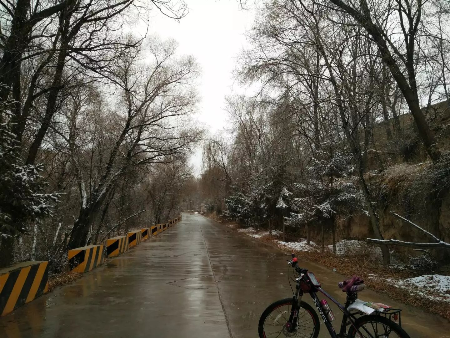 景点有炳灵湖,白塔寺,城陛庙,向阳古烽火台遗址,魏家坡等等,旅游资源