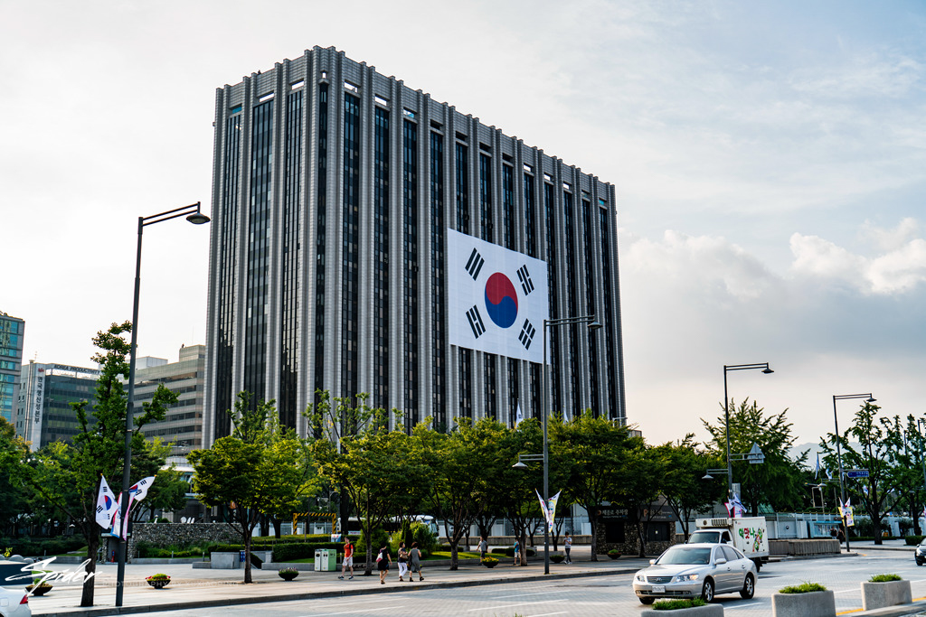 是办公大楼,其中一栋挂着巨大韩国国旗的大楼就是韩国政府办公大楼了
