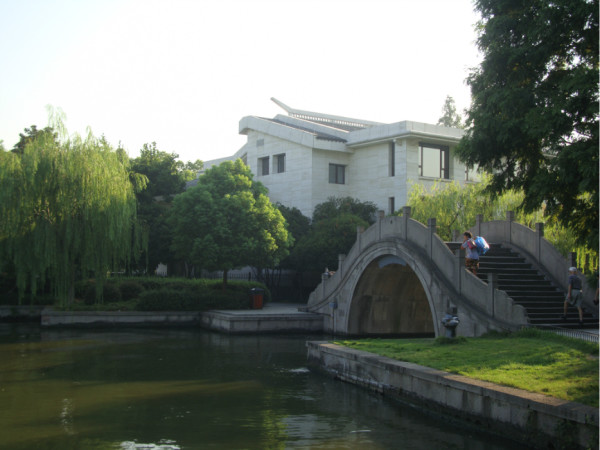 一、春到杭州 西湖花世界 3月下旬,杭州的白玉兰、广玉兰在湖滨和长桥公园里盛开了,玉兰花花白如玉,花香似兰,花大而美极具观赏价值。在杭州玉兰花被用作道路的绿化树,白色紫色两种玉兰相间开放,香气迷漫,沁人肺腑。 3月底4月初是樱花绽放的时节,柳浪闻莺和太子湾公园盛开的樱花如朝霞般浪漫,樱花花期短,有樱花7日之说,樱花飘落之时是其最美的时刻。阵风吹过,粉色的花瓣在淡淡的清香中飘落,令人惋惜感叹! 4月初淸明前后,桃花开放了,桃红又是一年春,那是西湖最美的一幕,春天的花朵桃花是主角。我们来到白堤,一泓碧水,浩淼
