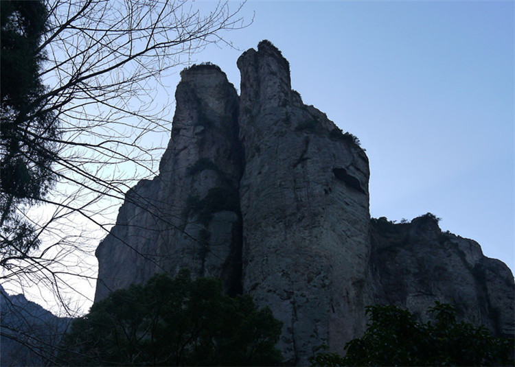 (在夜景中就变成了夫妻峰)