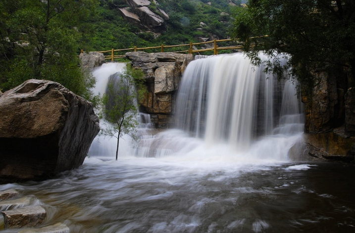 溪水什么淌成语_耳朵里淌黄水是什么