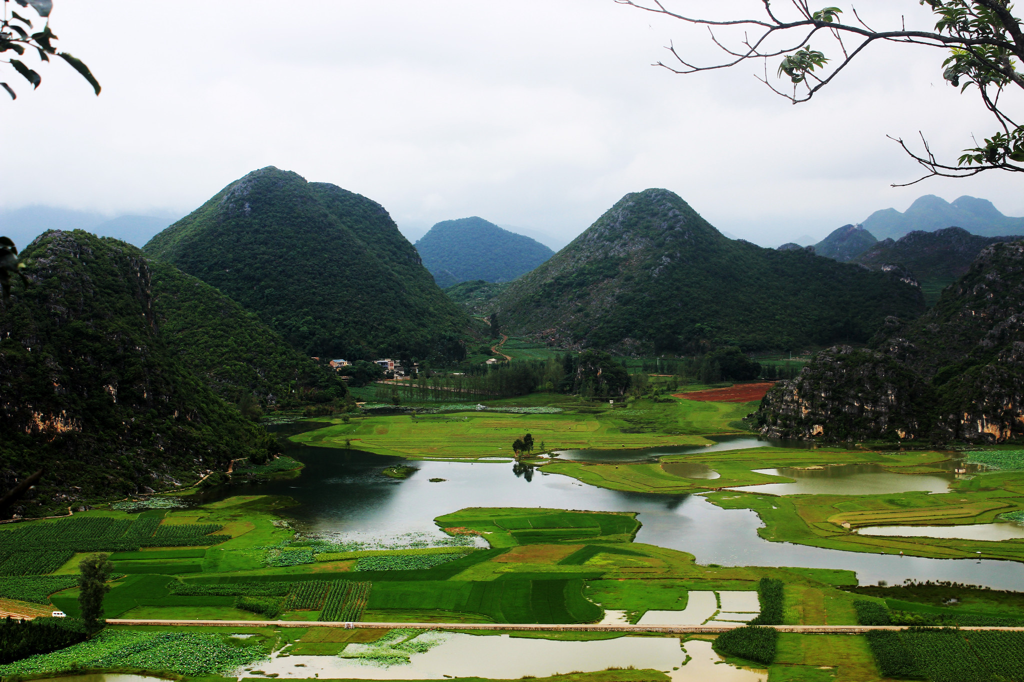 普者黑位于云南省文山州丘北县西北部,距昆明286公里,距县城13公里,是