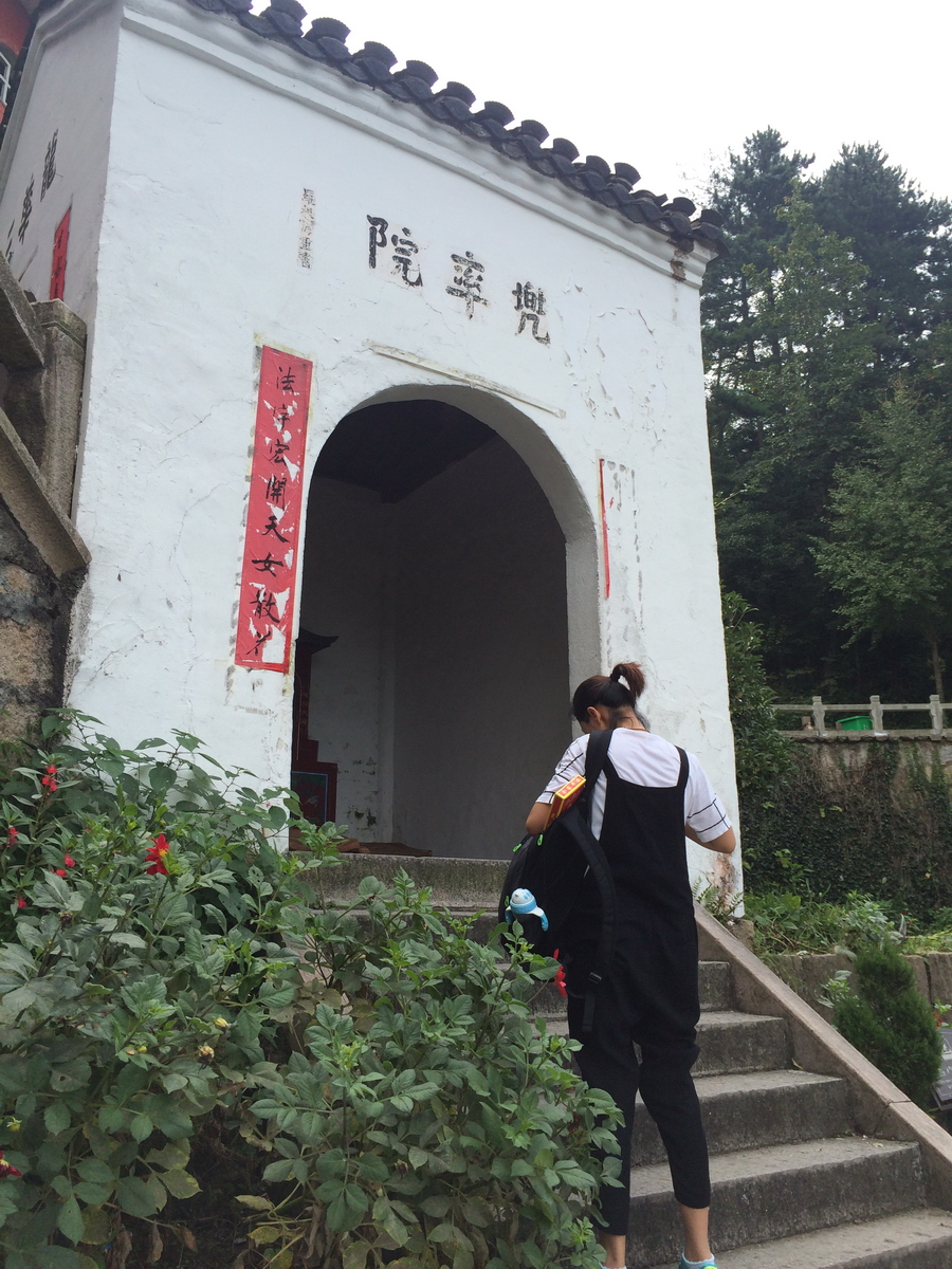 百岁宫的山门-兜率院