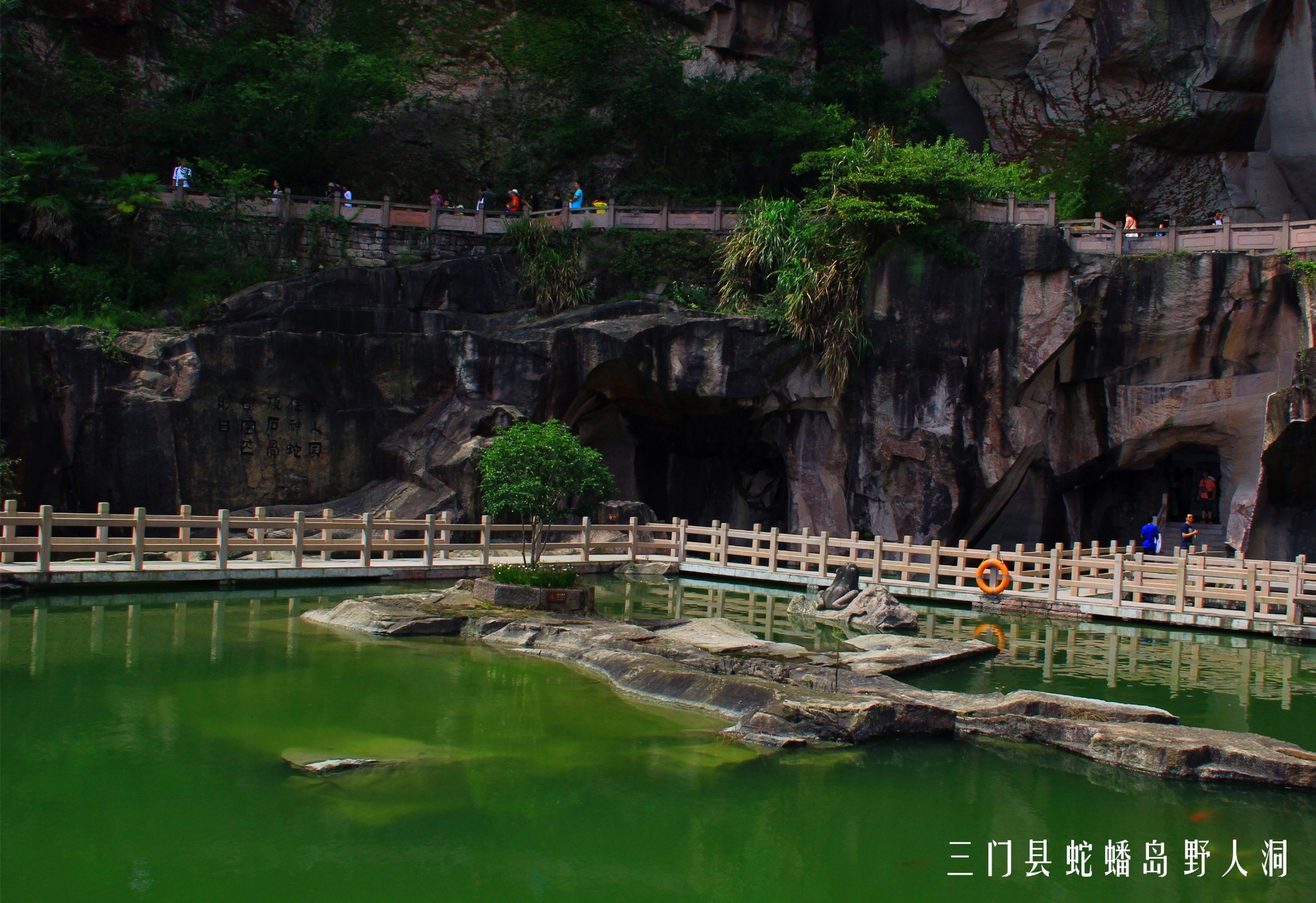 ① 蛇蟠岛是三门县最著名的旅游景区,去时轮渡停运,我们只能绕了很长