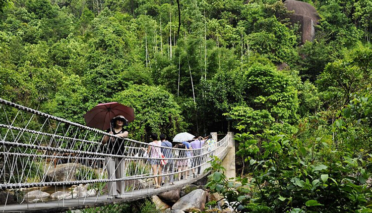 东兴石谷旅游景区位于东兴市"绿色后院"的马路镇平丰村,座落在海拔