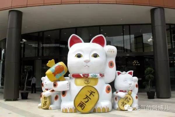 MBK里面的店家基本分成三类: 1、一般性平价店家,个体店面为主,商品种类多,有有名的连锁品牌,也有不知名的地摊人气货,且有不少商店提供VAT Refund For Tourists退税的服务; 2、无店面式的花车摊位,在走道正中央,商品更平价,其中不少专营化妆保养品,国际名品到本土品牌,价格低廉; 3、最后一种完全将跳蚤市场上的商品搬到此地,价格平价低廉,还可以讨价还价,有五六层楼,大都出售流行款式的廉价的T-shirt,牛仔裤,运动鞋,各种时尚饰品。 MBK共有8层,1到3楼是服饰,鞋子,化妆品,皮