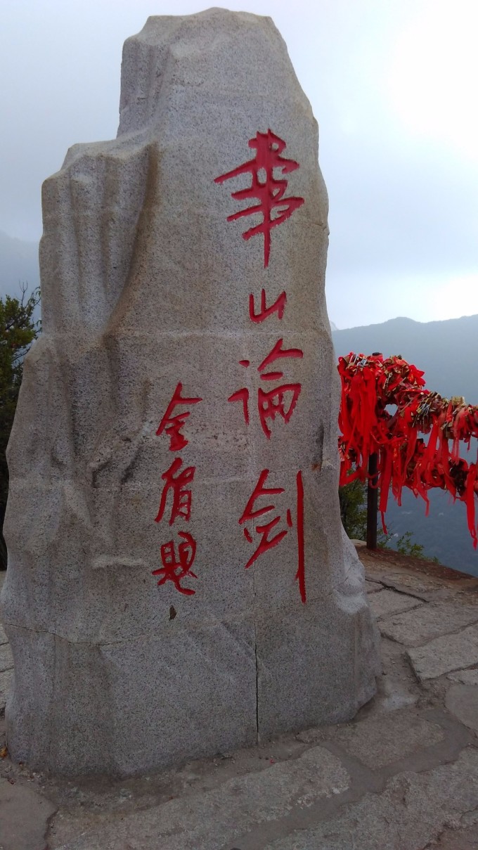 (151基地)、茶卡盐湖;晚上宿黑马河 感受:网上攻略和包车司机都建议151基地没必要去官方景点,找个当地人给20块钱就能到湖边,还能戏水;茶卡盐湖很棒,但坐小火车排队时间太少,所以放弃,个人觉得步行也挺好的。黑马河住宿贼贵,标准间480元/晚,还特别差;不过宾馆还很紧张,不住宾馆就只能住帐篷了,晚上特别冷。 8月8日:早上黑马河看日出;游览