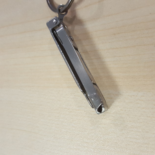 个人的一点经验,供参考。有一次坐飞机被没收过一把普通的指甲钳,但是自从买了如图这把指甲钳,携带她坐飞机很多次,都没有被没收过。首先她不像一般的指甲钳刀锋是开口的,其次外形看着也不太像一把指甲钳,我认为这是她幸免于难的原因。楼主或许可以参考这个标准,不过我也同意其他蜂友的意见,保险起见最好是托运,如果没有托运行李就别带了吧。安检员的心理标准谁也说不好。