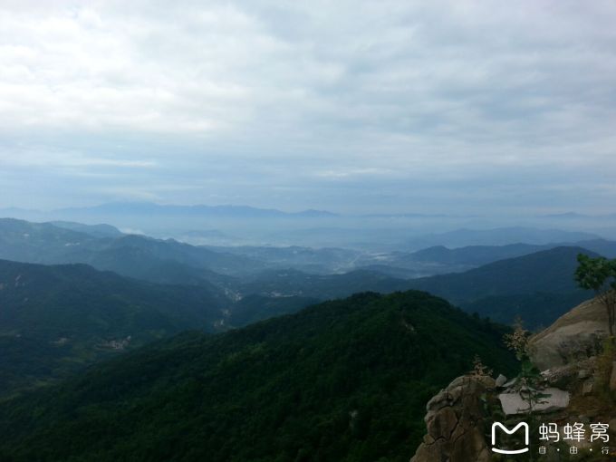 几个小孩子很喜欢老冯对于古建筑以及历史的讲解,屁颠屁颠的跟着跑的不亦乐乎,我们几个大人也为了孩子能受到这些课外的教育而高兴。对啊,夫以铜为镜,可以正衣冠,以史为镜,可以知兴替,以人为镜,可以明得失。对于历史,我们每个人都不应该忘记。 游览完古街已经是临近中午了,原本阴着的天气不让人省心,天边的乌云渐渐聚拢起来,让秋后燥热的气温里更增加了一丝丝沉闷。本来计划着在镇上吃了午饭在上薄刀峰,正巧农家乐老板打来电话询问午餐事宜,一行人不约而同的都想吃吊锅。眼看天色愈发暗淡,菜也点好了,看来只得进山了。从胜利镇到薄刀