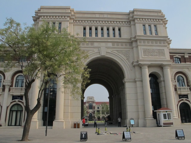 马车驿站就在民园体育场外的广场上,很明显的建筑物