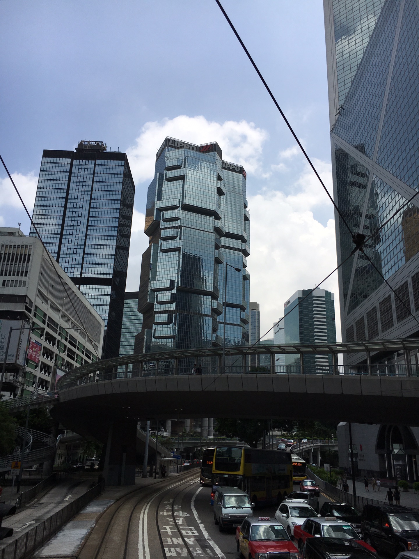香港最繁华的金融区就叫香港,香港人叫的香港仔是南区市中心