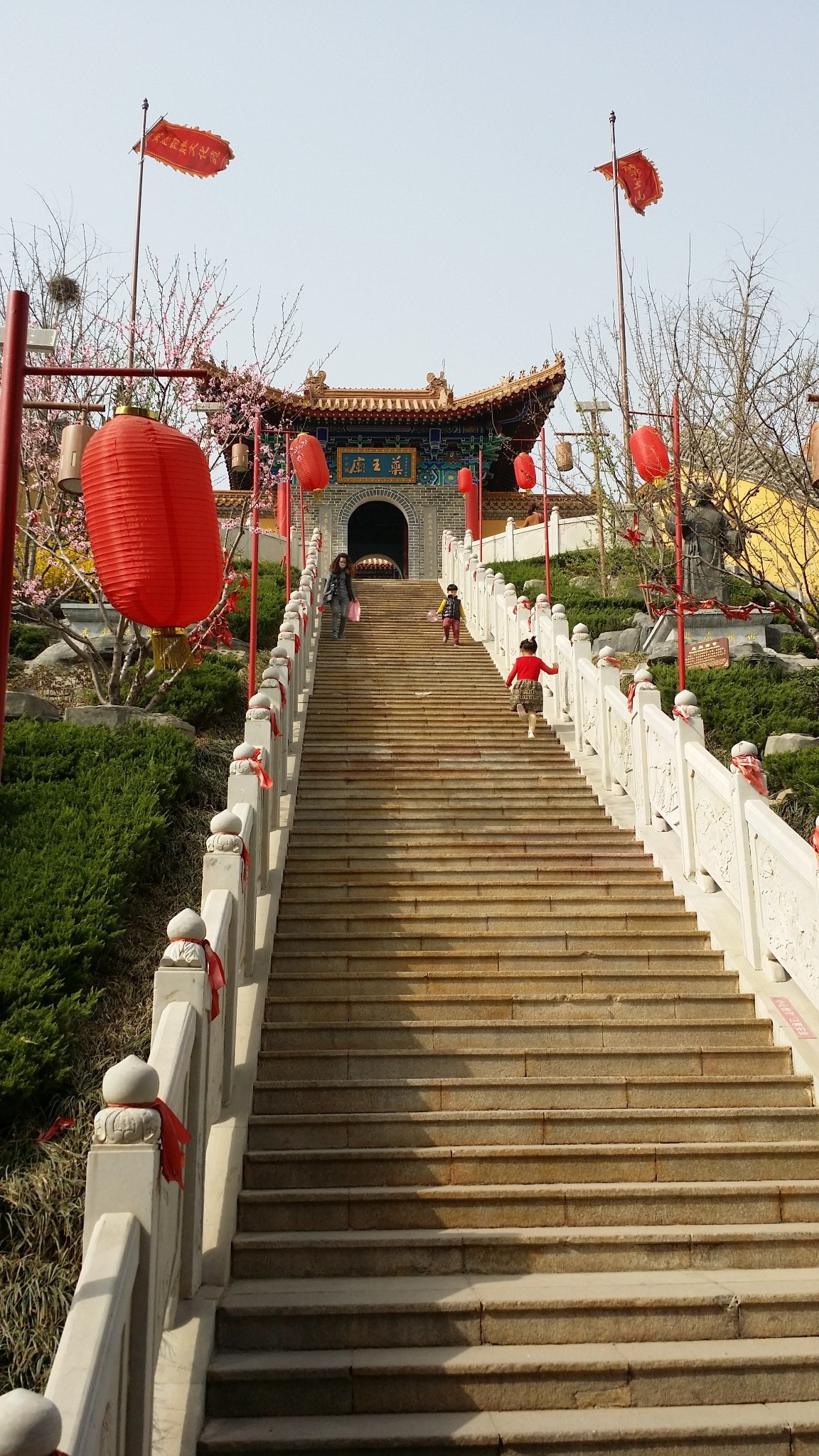 聊城市辖县市景点: 茌平县  金牛湖景区;特色小吃:博交火烧.