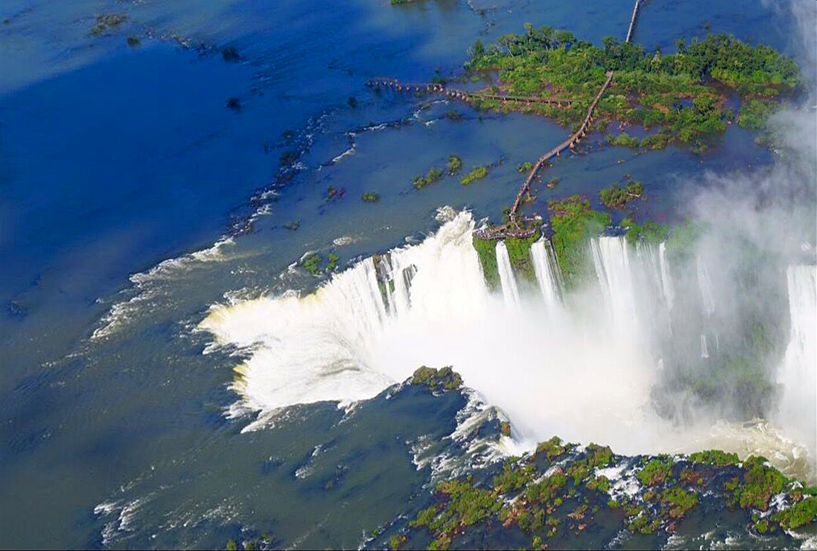 伊瓜苏瀑布是南美洲最令人向往的自然景观,宽2700米,高82米