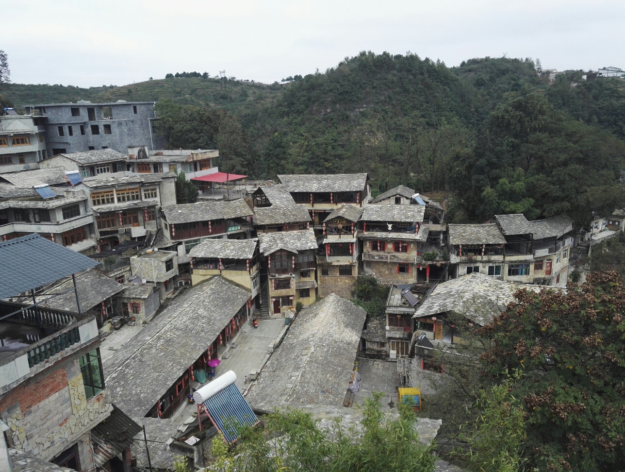 镇山村古色古香布依寨,真山真水镇山村.