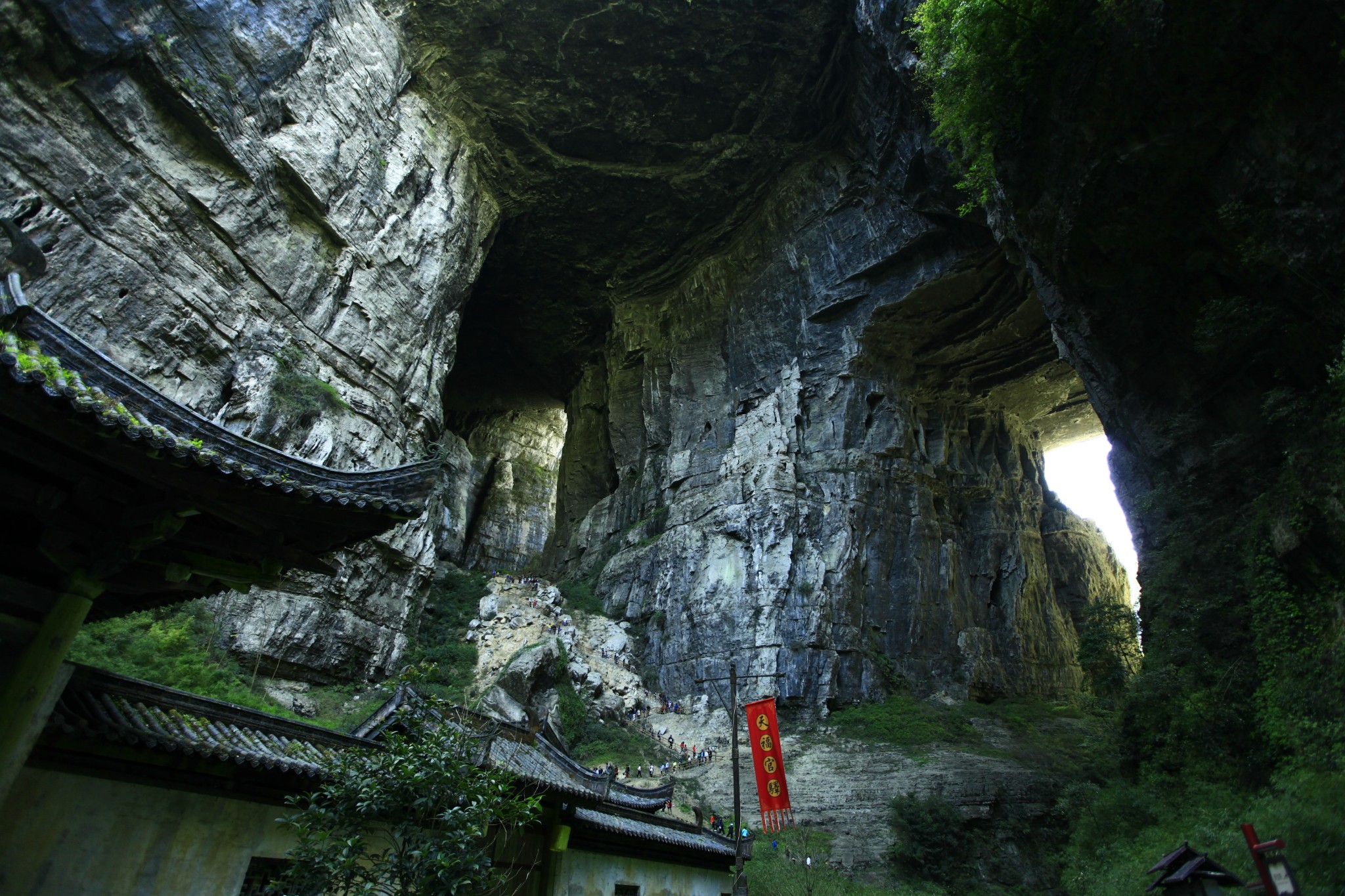 重庆 天坑——张艺谋导演的(满城尽带黄金甲)
