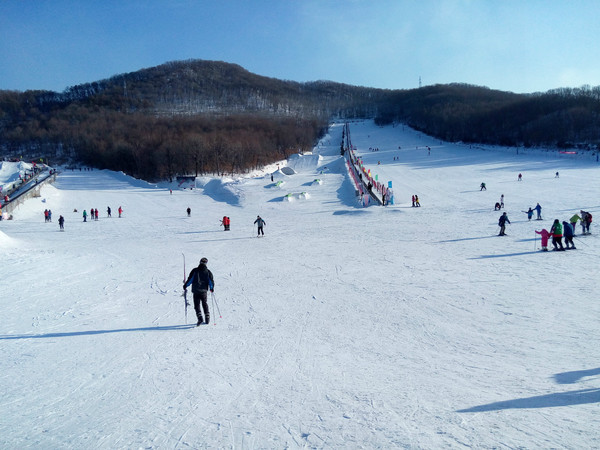 【滑雪旺季特惠】吉林鸣山绿洲滑雪一日游(雪圈 雪板套票不限时)