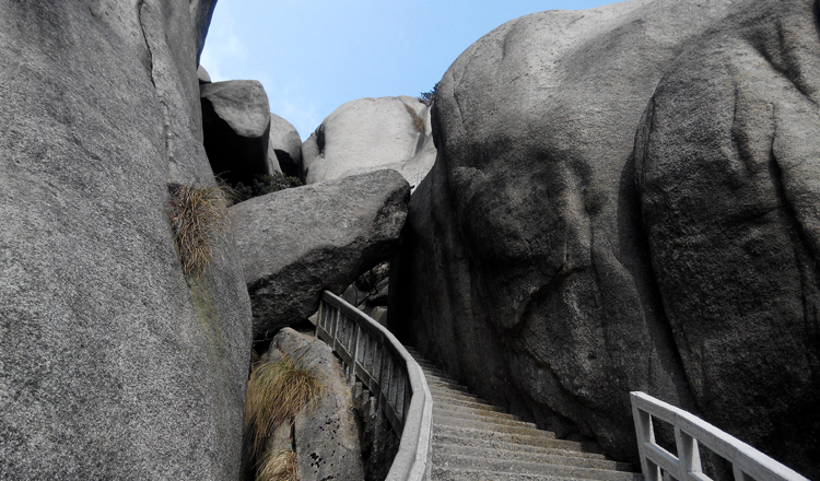 一线天在文殊洞下方.