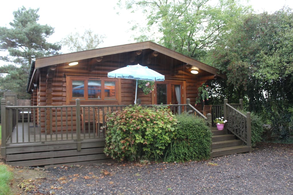 wentworth - self-catering log cabin with hot tub