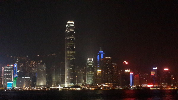 晚上的香港中环 wKgB4lJ0nB2APe3cAAeRYTa5wS803.jpeg?imageView2%2F2%2Fw%2F600%2Fq%2F90