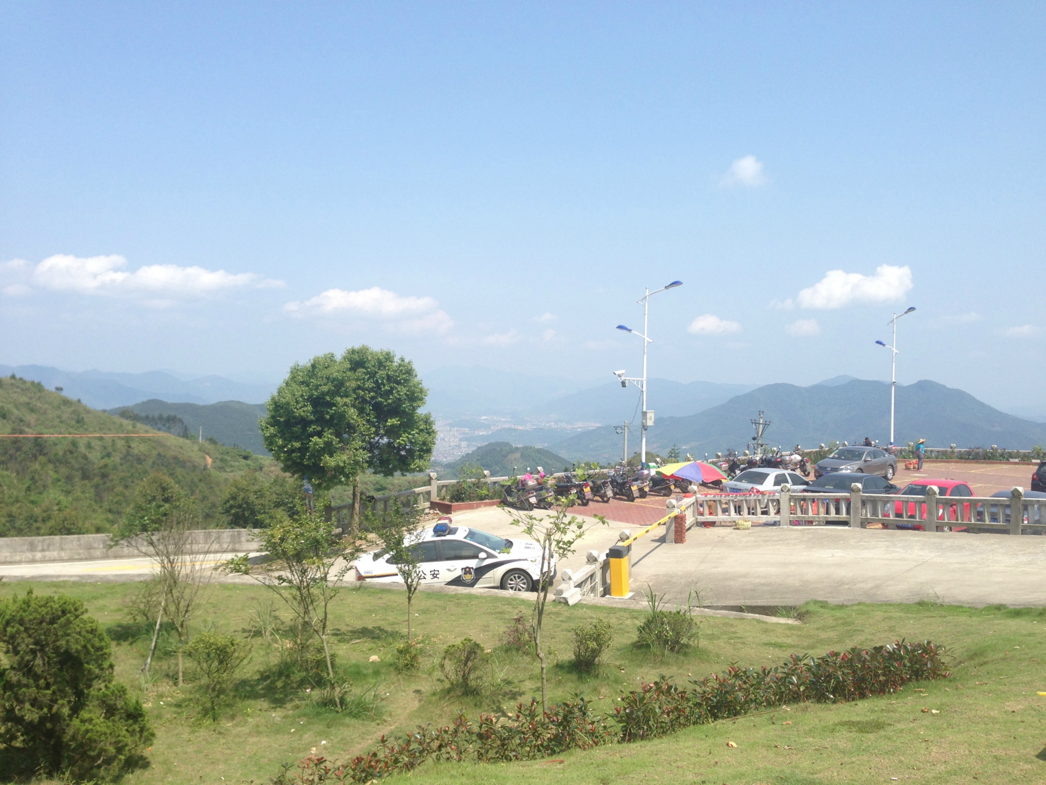 观山村人口_山村图片(2)
