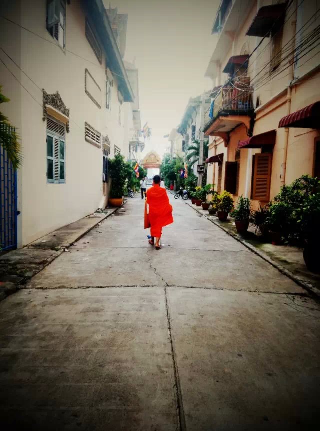 抬头寺人口_抬头望天空的图片(2)