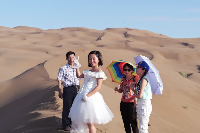 沙漠中的婚纱照_沙漠婚纱照(2)