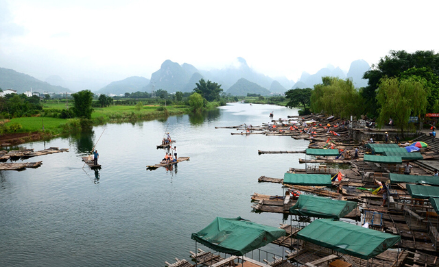 在酒店享用完早餐后乘车前往遇龙河景区码头,乘坐竹筏